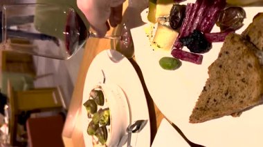 Restoranda bir bardak kırmızı şarap. Seçici odaklanma. alkol.