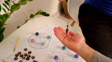 Sarkaç falcılık ve astroloji. Seçici odaklanma. insanlar.