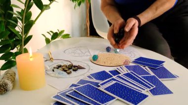 Astroloji ve falcı ihtiyar falcıya. Seçici odaklanma. insanlar.