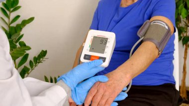 Doktor randevusundaki yaşlı kadın. Seçici odaklanma. İnsanlar.