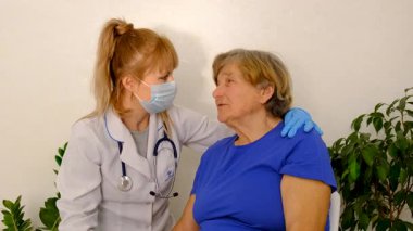 Doktor randevusundaki yaşlı kadın. Seçici odaklanma. İnsanlar.