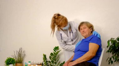 Doktor randevusundaki yaşlı kadın. Seçici odaklanma. İnsanlar.