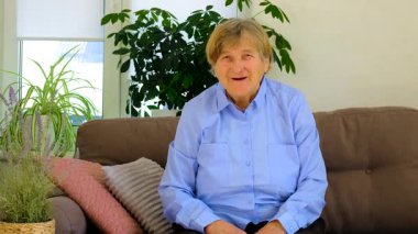 Yaşlı kadın portresi çerçeveye konuşuyor. Seçici odaklanma. insanlar,