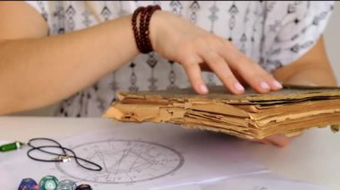 Eski bir kitabı olan bir falcı. Seçici odaklanma. insanlar,