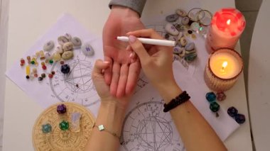 Falcı palmiye hattı. Seçici odaklanma. İnsanlar,