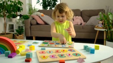 Çocuklar alfabeyi ve sayıları öğrenirler. Seçici odaklanma. çocuk.