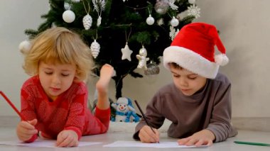 Çocuk Noel Baba 'ya mektup yazıyor. Seçici odaklanma. çocuk .