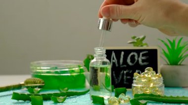 aloe vera özü ve kapsüller. Seçici odaklanma. Doğa.