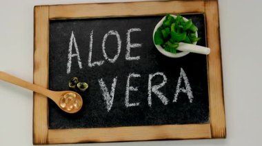 aloe vera özü ve kapsüller. Seçici odaklanma. Doğa.