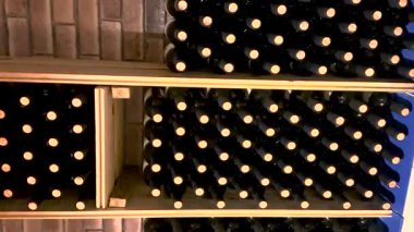 Mahzende şarap şişeleri var. Seçici odaklanma. alkol.