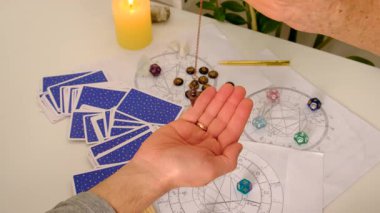 Sarkaç falcılık ve astroloji. Seçici odaklanma. insanlar.