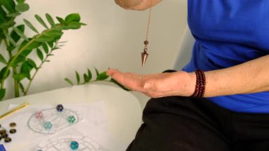 Sarkaç falcılık ve astroloji. Seçici odaklanma. insanlar.