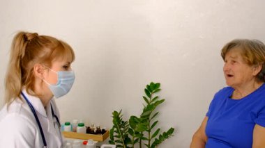 Doktor randevusundaki yaşlı kadın. Seçici odaklanma. İnsanlar.