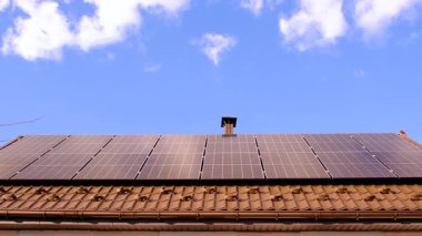 Evin çatısındaki güneş panelleri. Seçici odaklanma. Doğa.