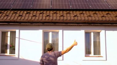 Evin çatısındaki güneş panelleri. Seçici odaklanma. Doğa.