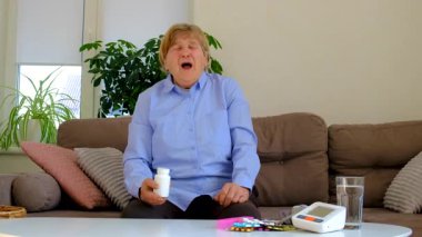 İlaçlı yaşlı kadın. Seçici odaklanma. insanlar,