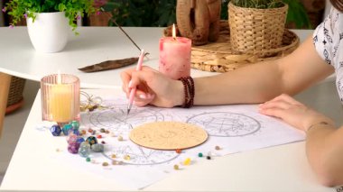 Astroloji ve numeroloji aksesuarları. Seçici odaklanma. insanlar.