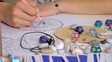 Astroloji ve numeroloji aksesuarları. Seçici odaklanma. insanlar.