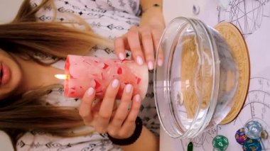 Mum mumlu falcı. Seçici odaklanma. insanlar,