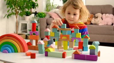 Çocuklar evlerinde bloklarla oynuyorlar. Seçici odaklanma. çocuk.