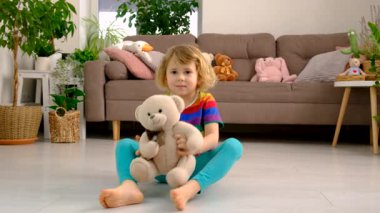 Oyuncak ayıyla oynayan çocuklar. Seçici odaklanma. çocuk.