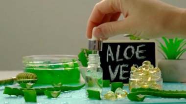 aloe vera özü ve kapsüller. Seçici odaklanma. Doğa.