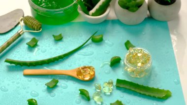 aloe vera özü ve kapsüller. Seçici odaklanma. Doğa.
