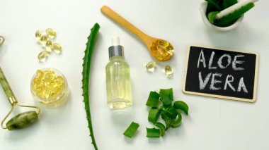 aloe vera özü ve kapsüller. Seçici odaklanma. Doğa.