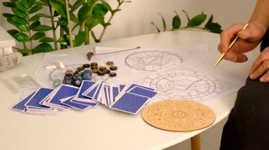 Astroloji ve falcı ihtiyar falcıya. Seçici odaklanma. insanlar.