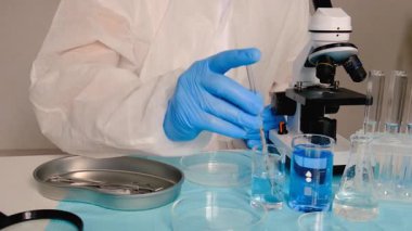 Laboratuvarda su araştırması. Seçici odaklanma. aqua.