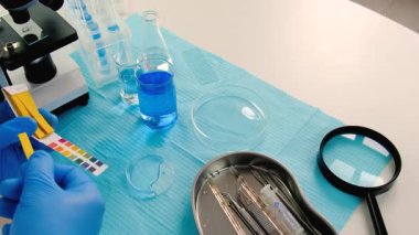 Laboratuvarda su araştırması. Seçici odaklanma. aqua.