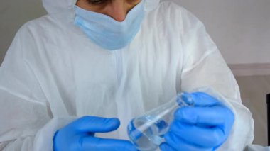 Laboratuvarda su araştırması. Seçici odaklanma. aqua.