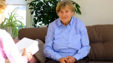 Torunuyla birlikte yaşlı bir kadın. Seçici odaklanma. İnsanlar,