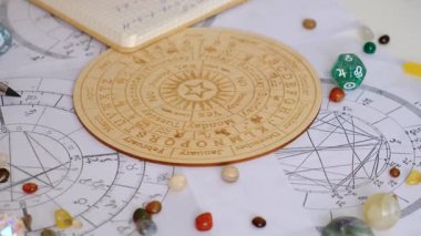 Astroloji ve numeroloji aksesuarları. Seçici odaklanma. insanlar.