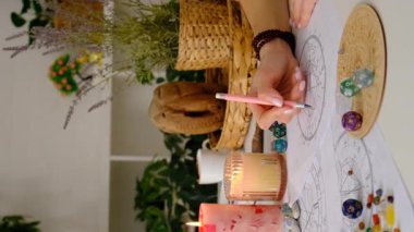 Astroloji ve numeroloji aksesuarları. Seçici odaklanma. insanlar.