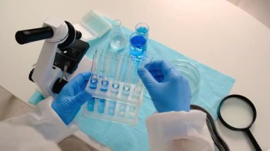 Laboratuvarda su araştırması. Seçici odaklanma. aqua.