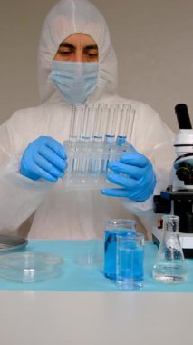 Laboratuvarda su araştırması. Seçici odaklanma. aqua.