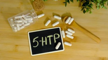 5-HTP uyku takviyesi kapsülleri. Seçici Odaklanma. gece.