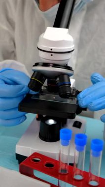 Laboratuvardaki test tüpüne tik tak. Seçici odaklanma. Doğa.