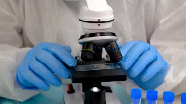 Laboratuvardaki test tüpüne tik tak. Seçici odaklanma. Doğa.