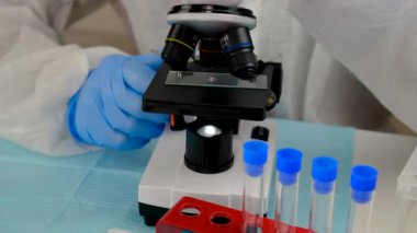 Laboratuvardaki test tüpüne tik tak. Seçici odaklanma. Doğa.