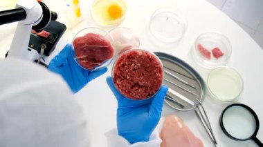 Laboratuvarda eti inceleyin. Seçici odaklanma. Yiyecek..