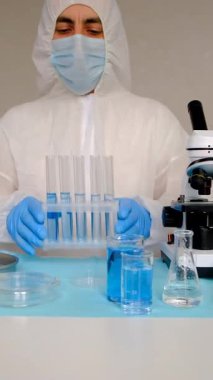 Laboratuvarda su araştırması. Seçici odaklanma. aqua.