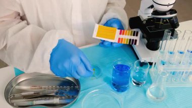 Laboratuvarda su araştırması. Seçici odaklanma. aqua.