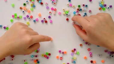 Çocuk küpleri ve yardım kelimesi. Seçici odaklanma. Çocuk.