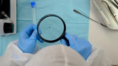 Laboratuvardaki test tüpüne tik tak. Seçici odaklanma. Doğa.