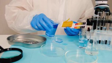 Laboratuvarda su araştırması. Seçici odaklanma. aqua.