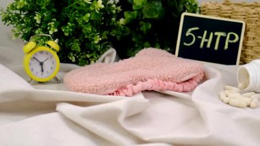 5-HTP uyku takviyesi kapsülleri. Seçici Odaklanma. gece.