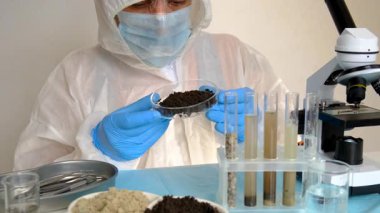 Laboratuvarda toprak testi. Seçici odaklanma. Doğa.