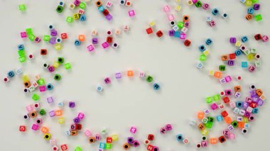 Çocuk küpleri ve kardeş kelimesi. Seçici odaklanma. Çocuk.